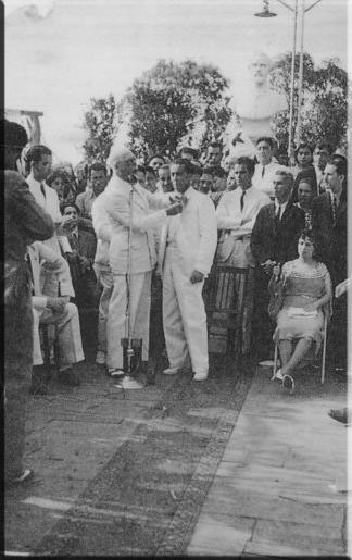 El Sr. Lewis jr. impone la Flor del Esp&iacute;ritu Santo.