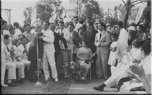 El Presidente Belisario Porras felicita a Hortensio De Ycaza.